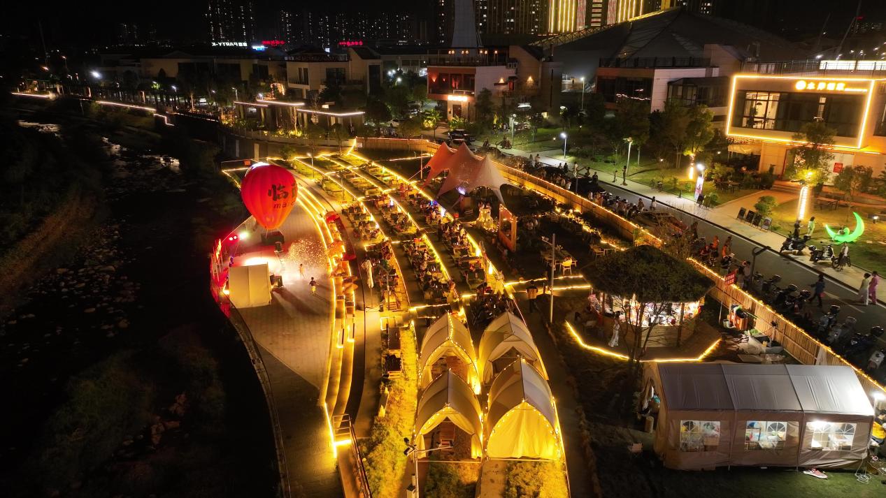 临武县微电影城“漫堤”餐吧现场。受访单位供图