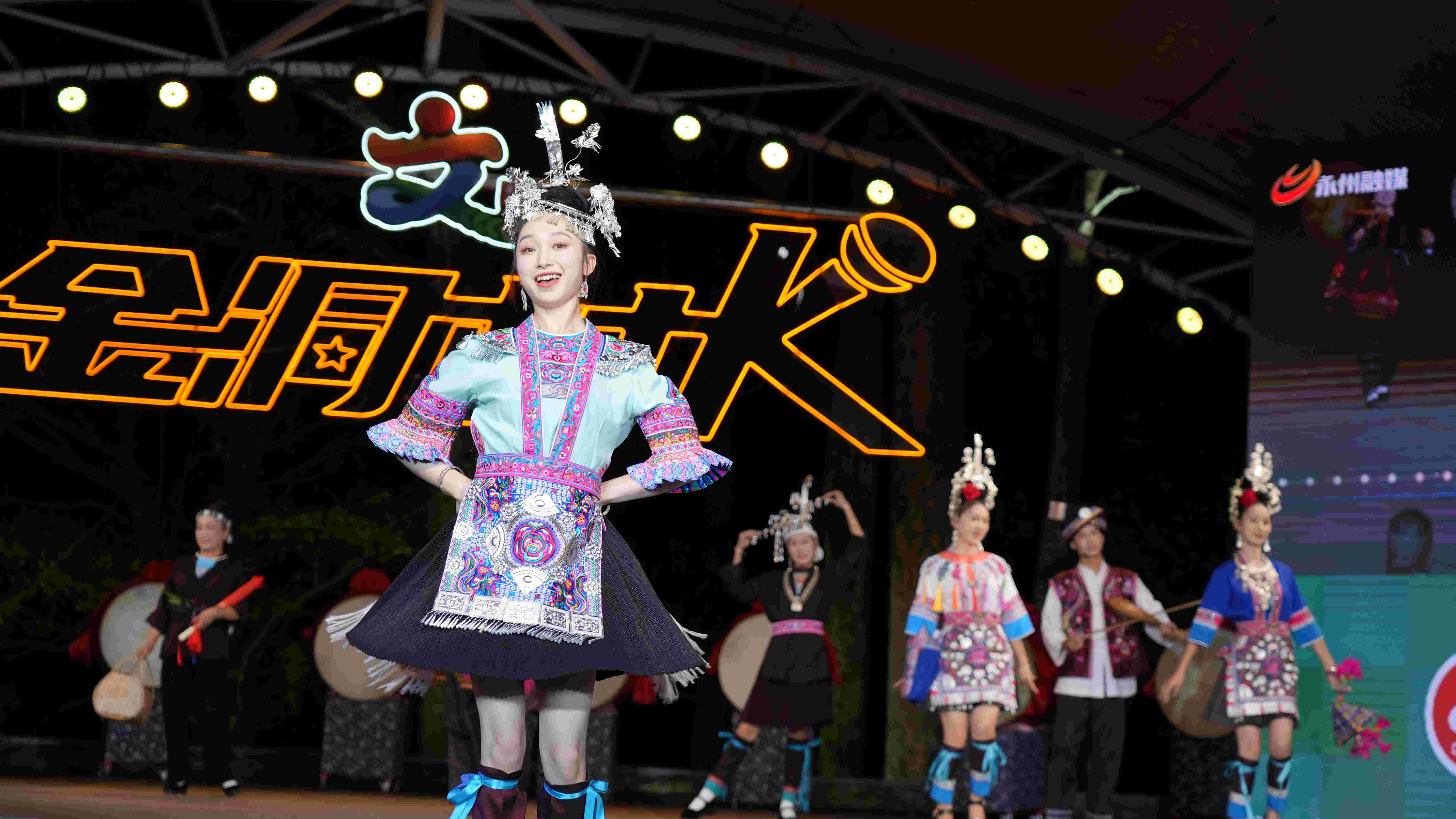 广西和里村侗族村民表演《侗乡美》。高源鑫摄