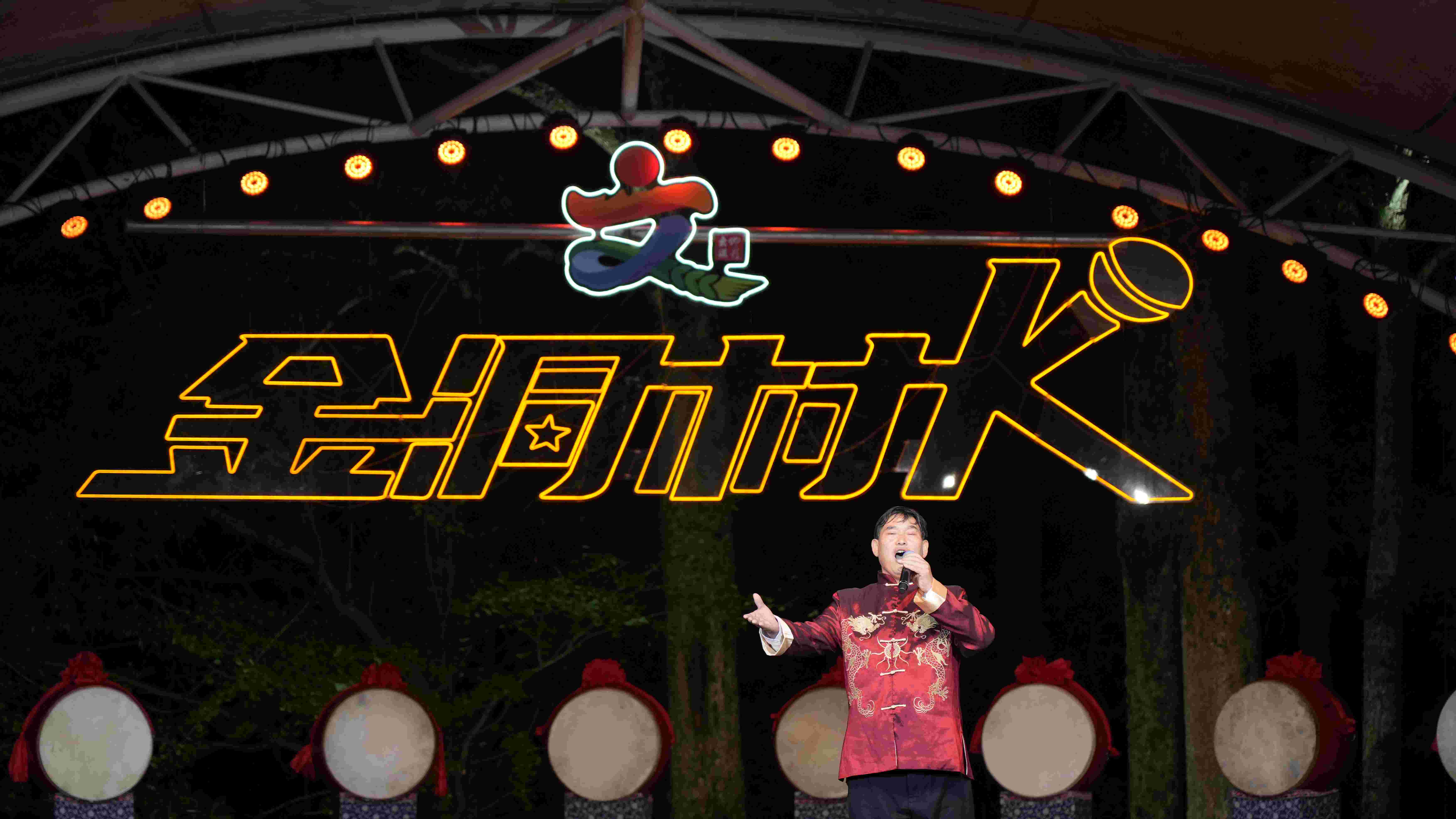“大衣哥”朱之文献唱《滚滚长江东逝水》。高源鑫摄