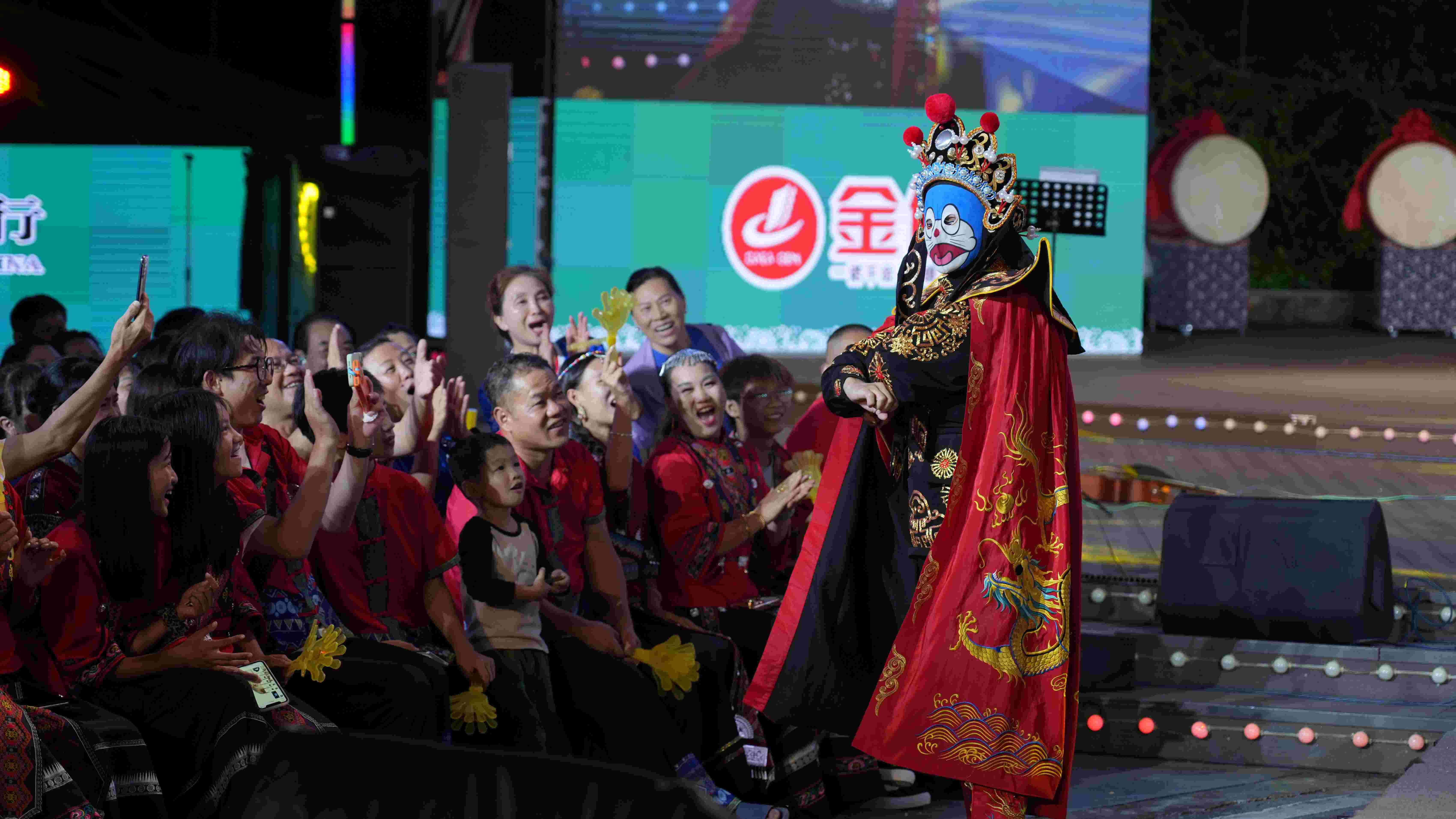 川剧变脸表演。高源鑫摄