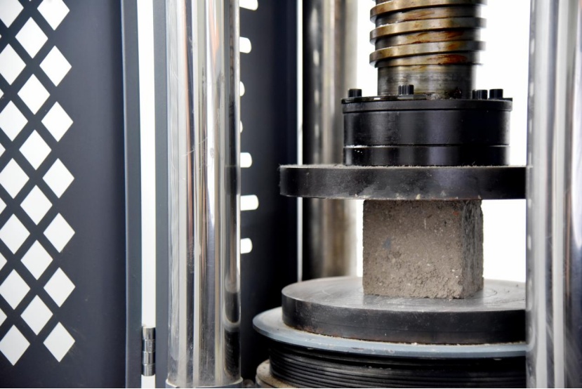 再生建材強度測試。單位供圖