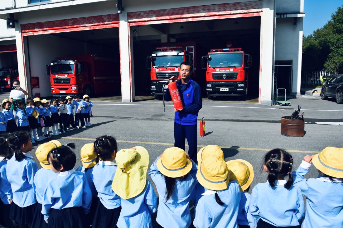 學習滅火器操作(單位供圖)