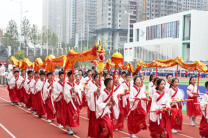 开幕式方阵展示。学校供图