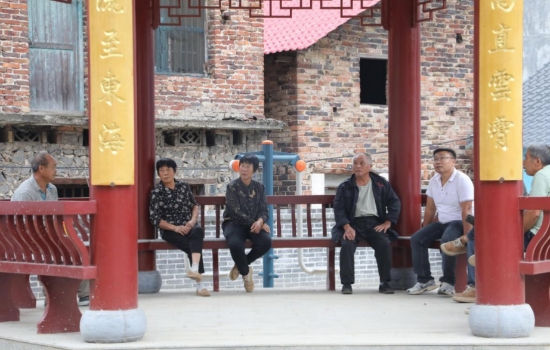 山田湾村山水塘自然村,村民们在新修建的凉亭话家常。郑锋摄
