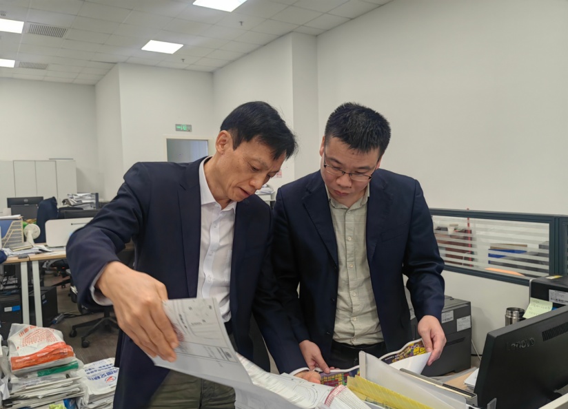 工作人員陳亮（右）在辦理業務。單位供圖