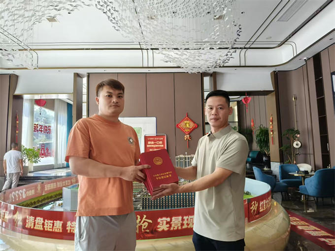 萬昌房地產開發公司領取車位數字登記証書。受訪單位供圖