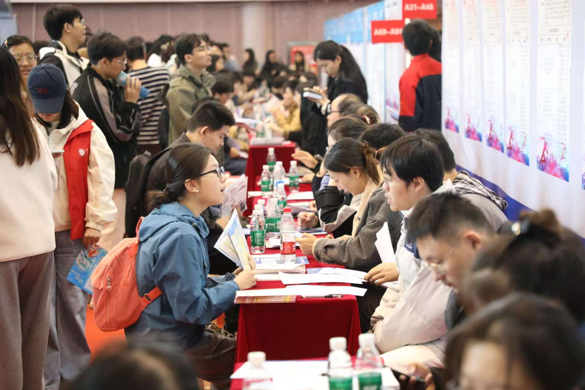 “简历门诊”处，就业指导老师为求职学生优化简历。单位供图