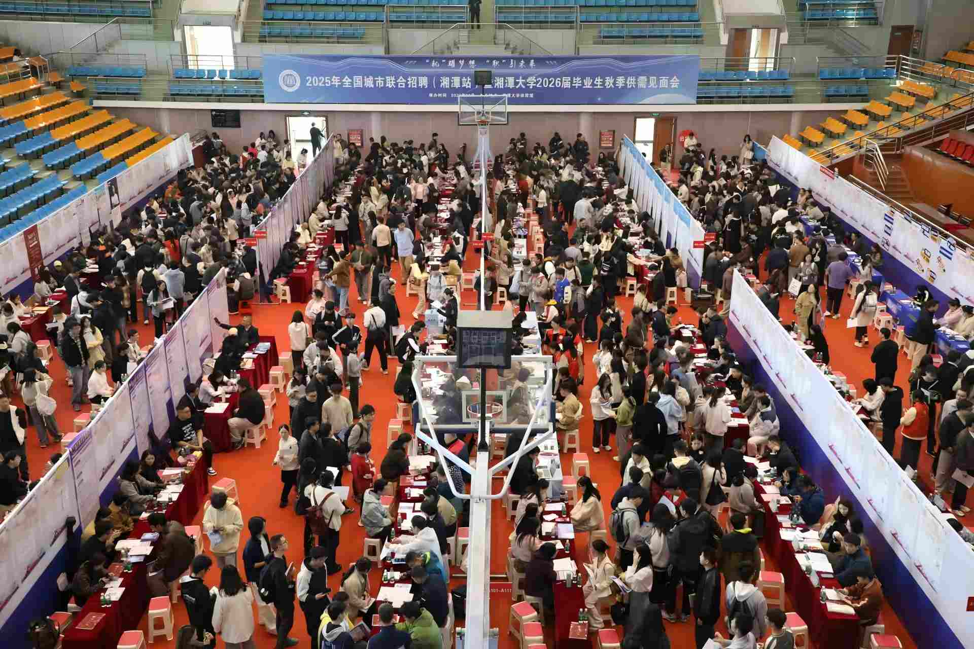 供需见面会现场人头攒动。单位供图