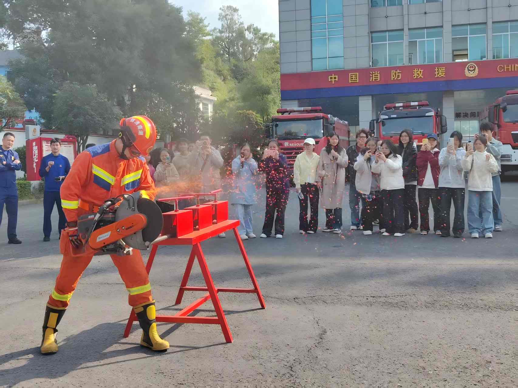 师生观摩消防训练科目。罗惟摄