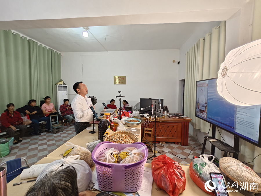 游港村党总支副书记易元军在进行直播。人民网记者 刘宾摄