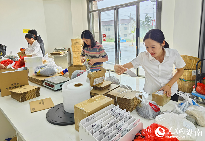 筻口镇电商直播间工作人员在进行打包。人民网记者 刘宾摄