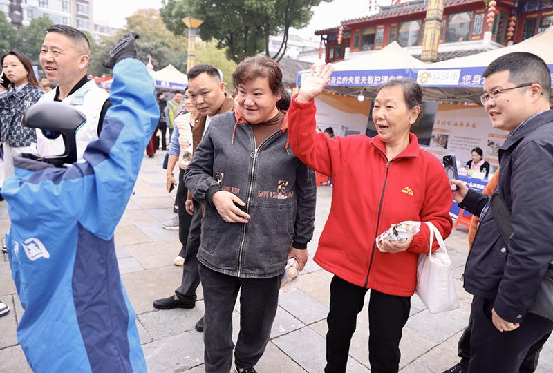 和养老机器人打招呼。李根摄