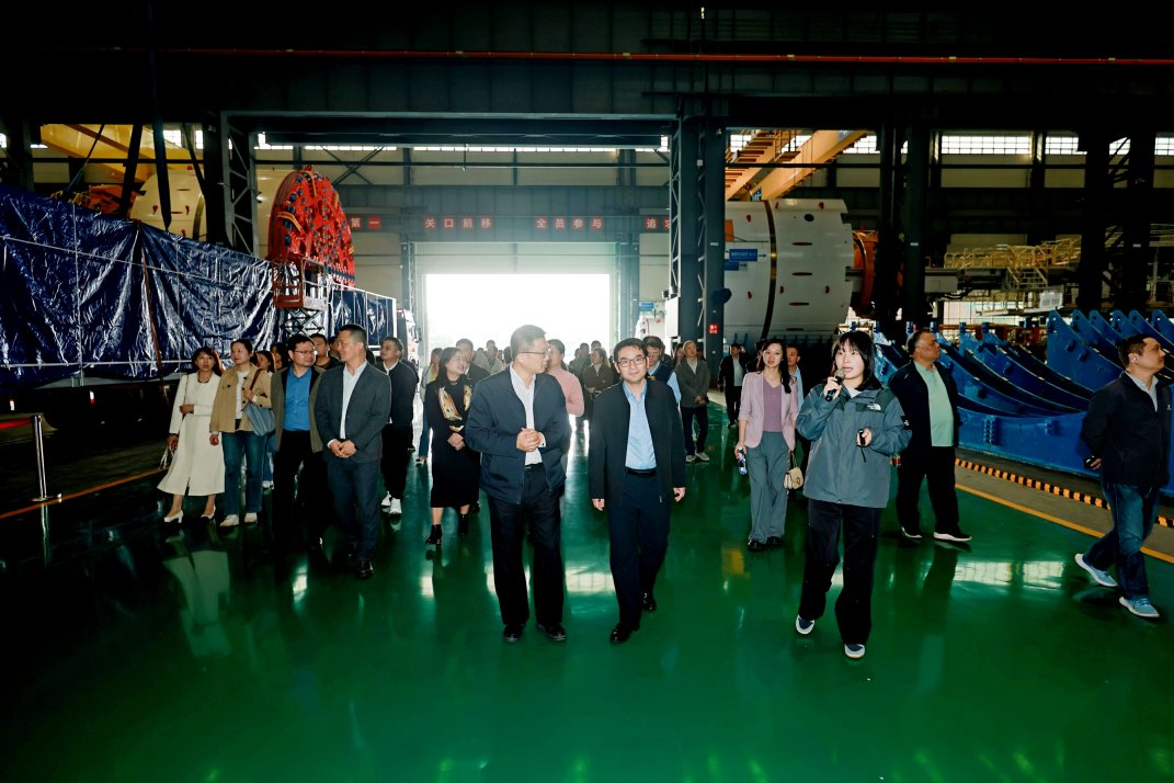 參會人員觀摩國家級專精特新“小巨人”企業鐵建重工第二產業園區。單位供圖