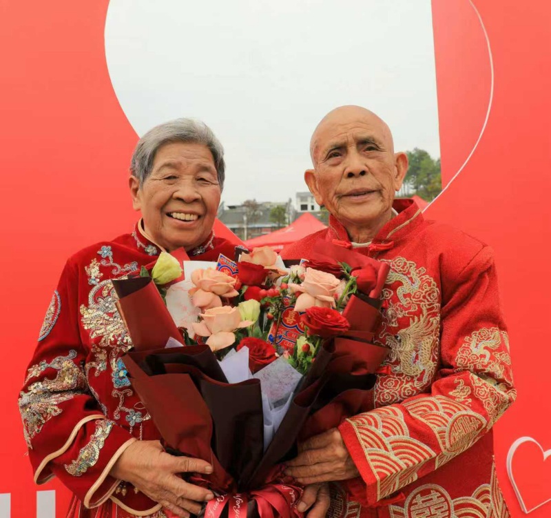 九對金婚夫婦手牽手重溫誓言.文蘭攝