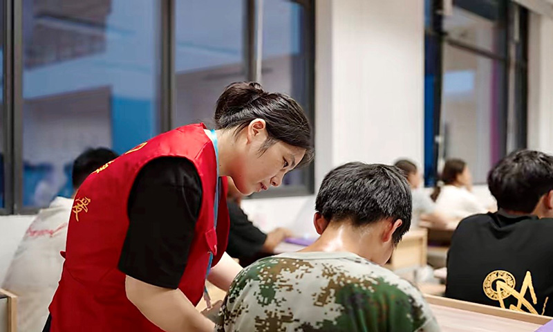 一对一答疑。虞霖摄