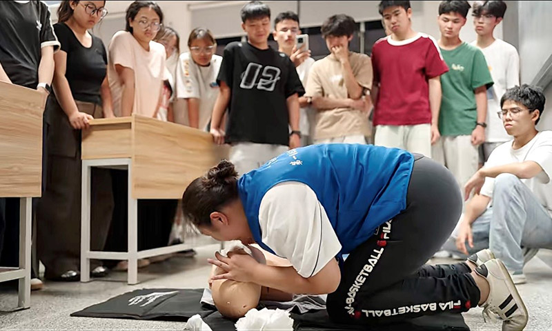学子们听得聚精会神。虞霖摄