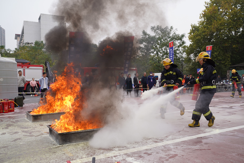 參賽選手進行滅火實操。衡陽消防供圖