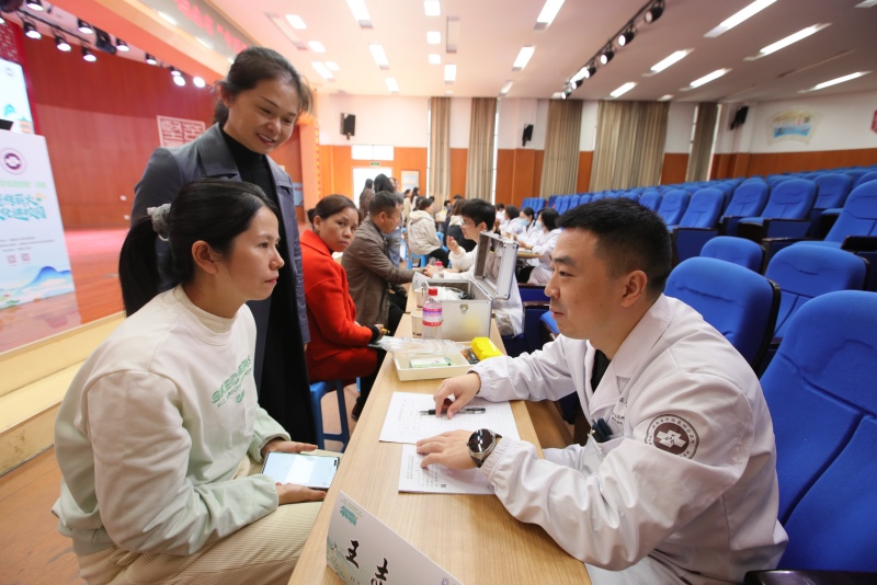 教师义诊。受访单位供图