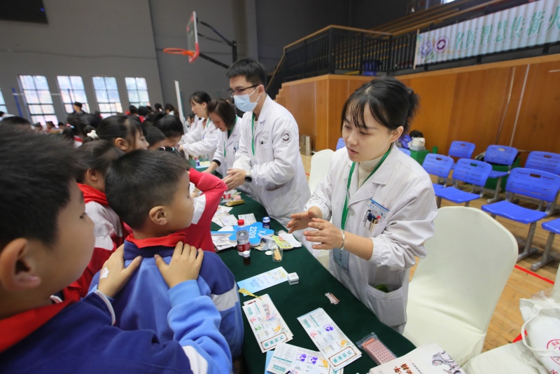 中药护齿手工坊，同学们亲手调配中药漱口水。受访单位供图