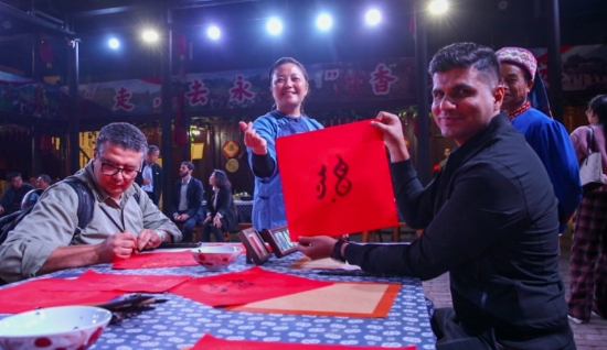 在湘外国专家展示学写的江永女书。陈丽华摄