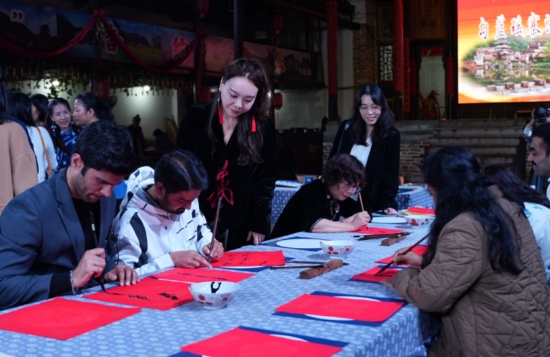 在湘外国专家学写江永女书。陈丽华摄