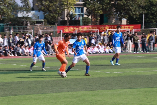11名湘超队员组团返校 与校足球队激烈对决