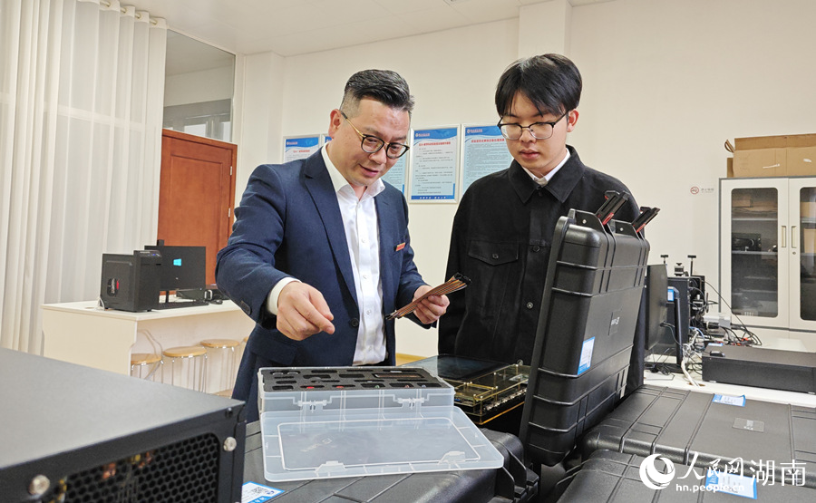 湖南信息学院师生在实验室交流。人民网记者 刘宾摄