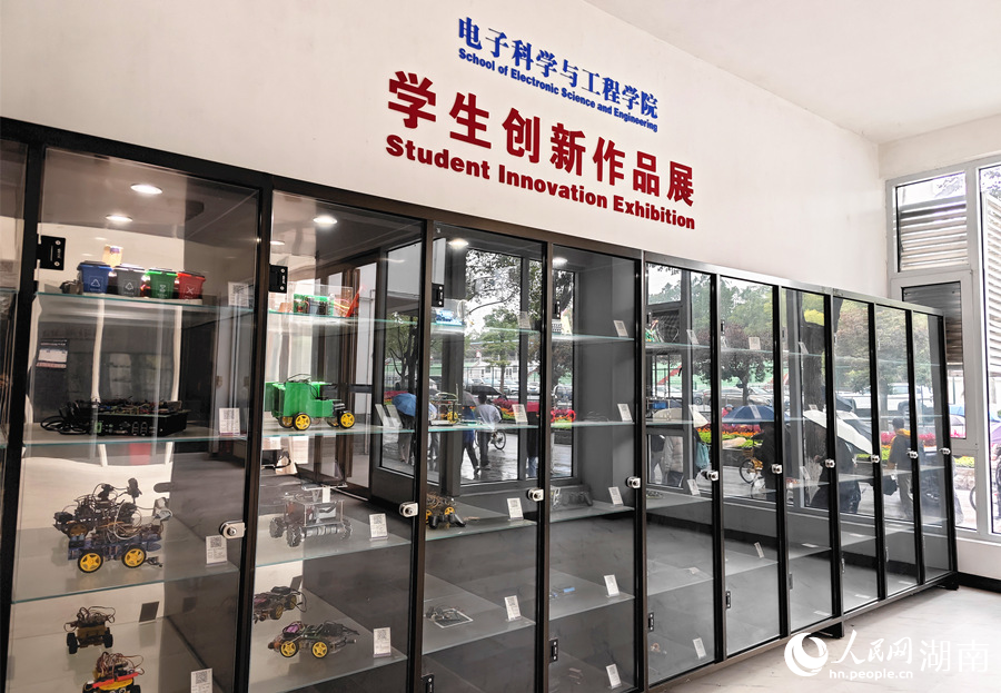 湖南信息学院学生创新作品展。人民网记者 刘宾摄