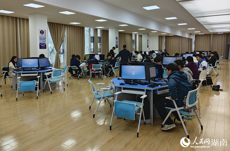 湖南信息学院学生在上课。人民网记者 刘宾摄