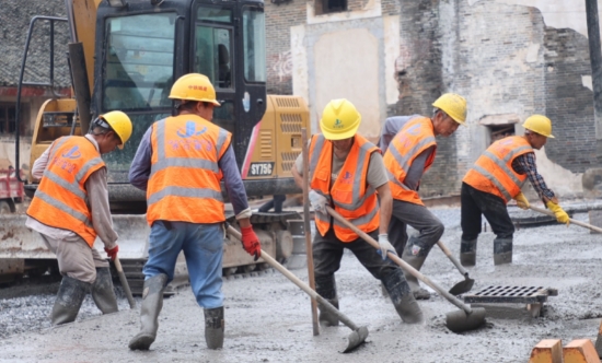 昔日粮站正在改造为停车场。蓝玉春摄