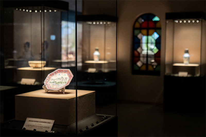 展出的精美瓷器。主办单位供图