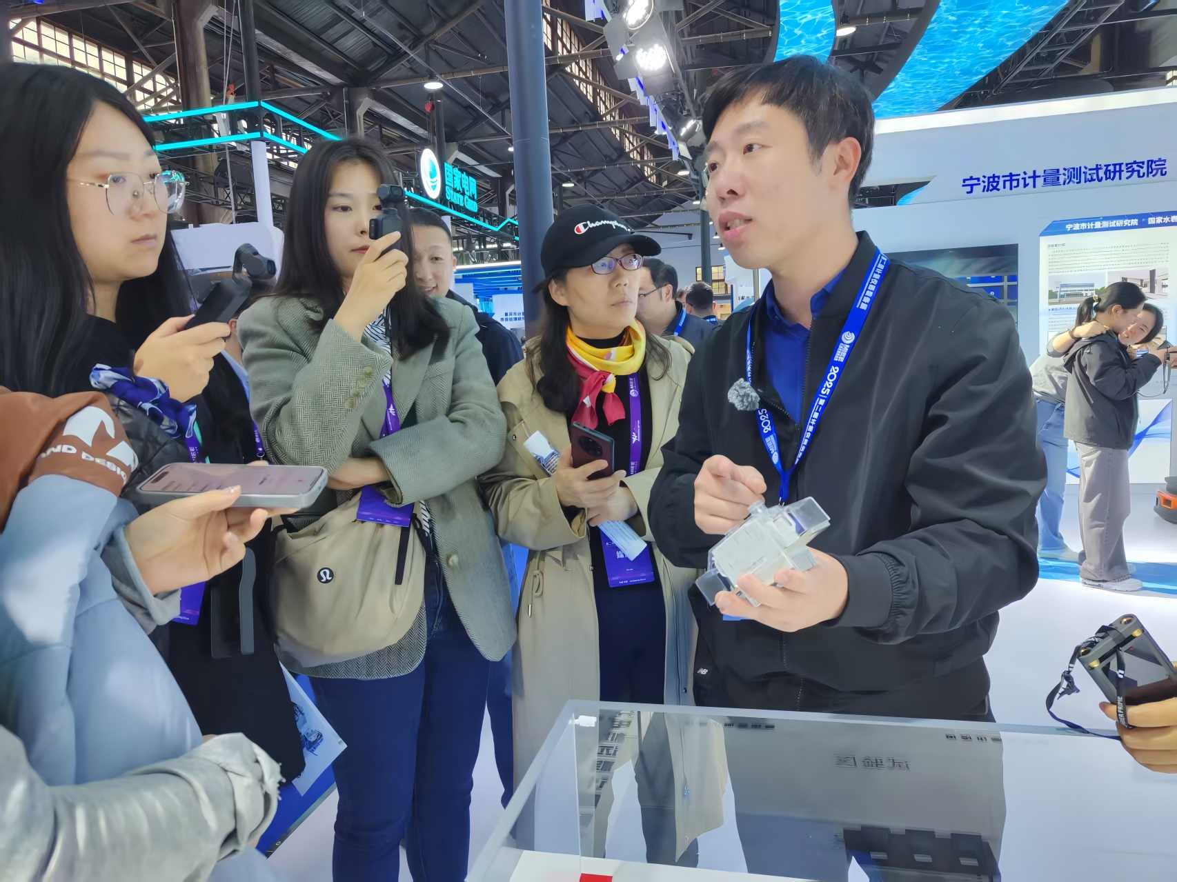 观展嘉宾咨询相关产品信息。罗惟摄