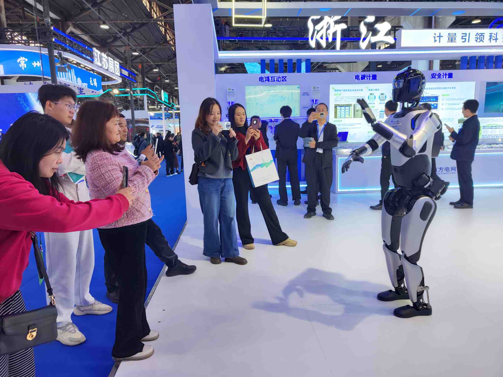 观展嘉宾与机器人互动。罗惟摄