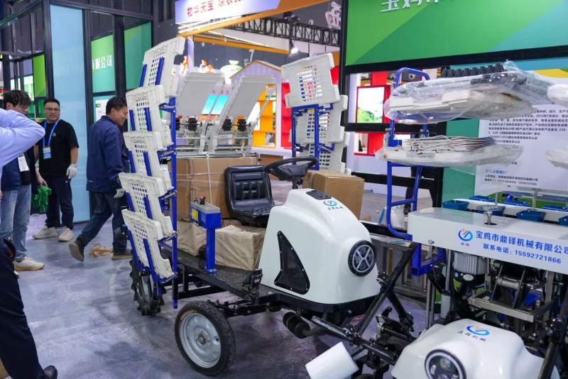 现场农机展示。黄承鹏摄