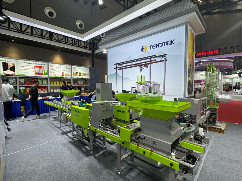 农机展示。黄承鹏摄