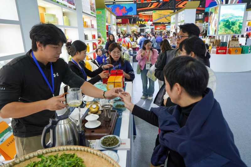 不少观众在品尝茶。黄承鹏摄