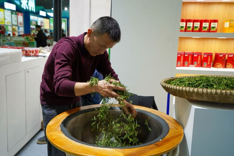 现场展示炒制茶叶。黄承鹏摄