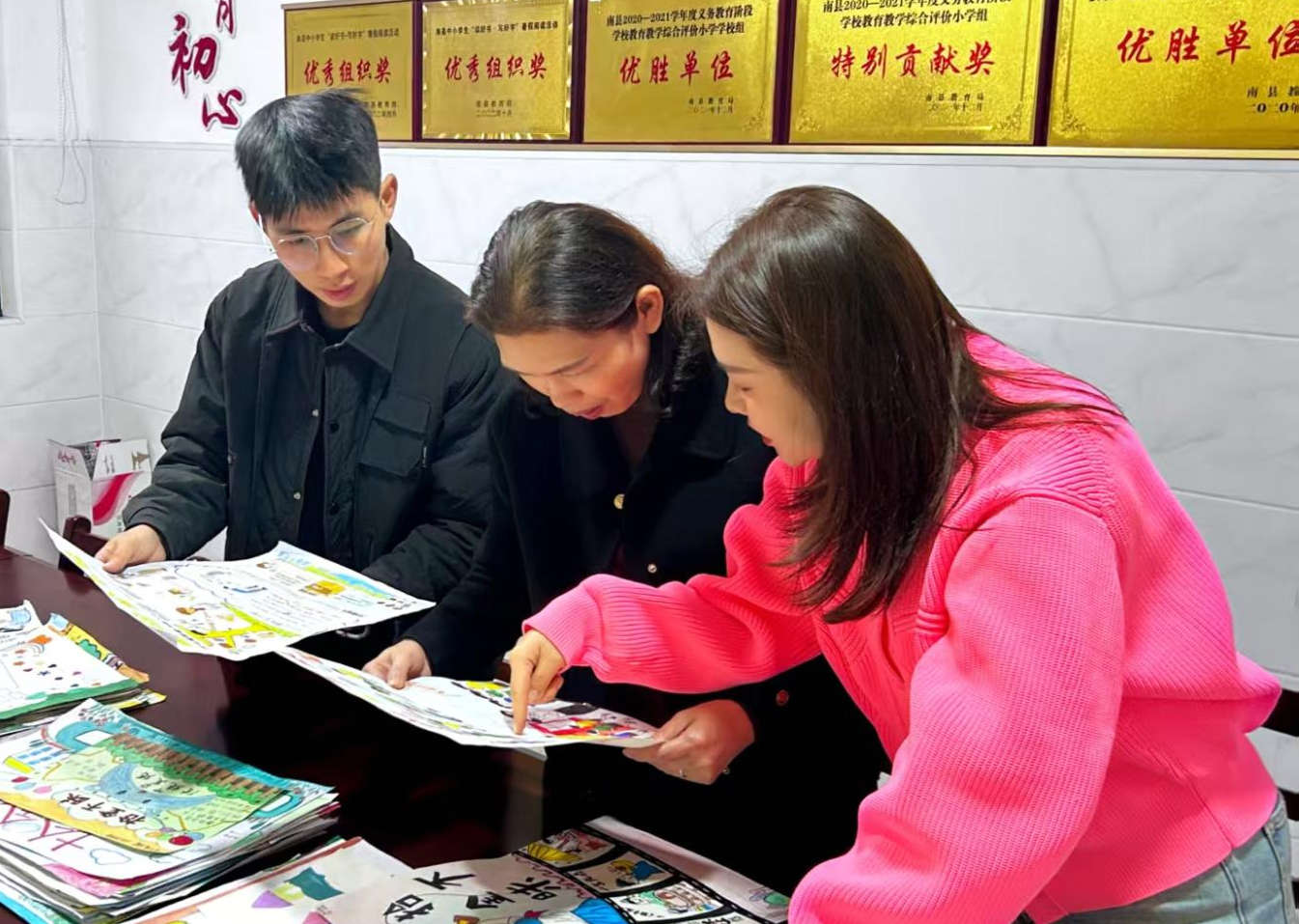 评审小组评选学生手抄报作品。曾令琼 摄