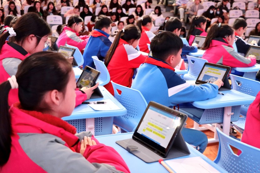 学生用平板开展互动式思政学习。单位供图