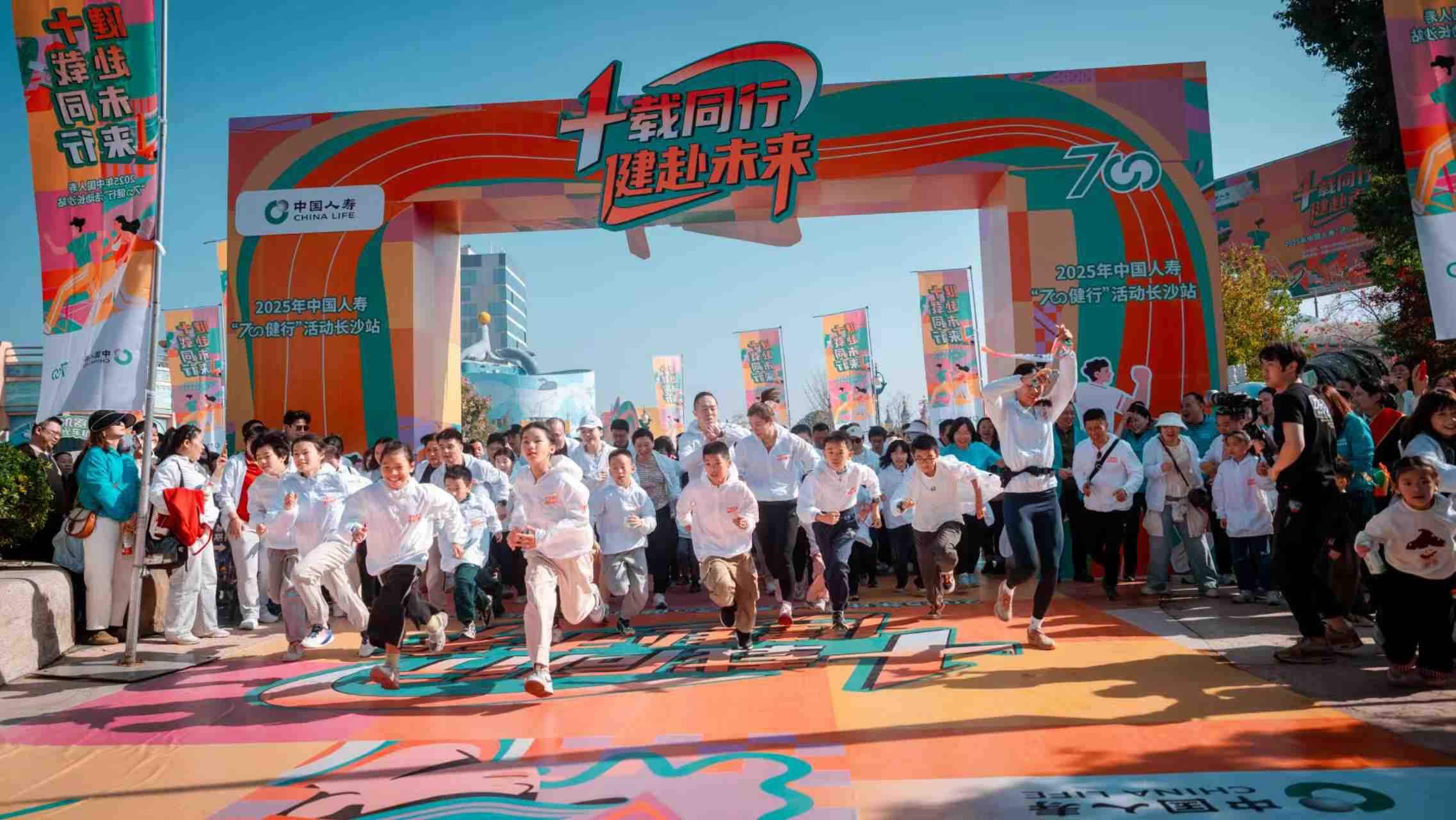 500余名參賽選手在跑道上揮洒汗水、盡情奔跑。單位供圖