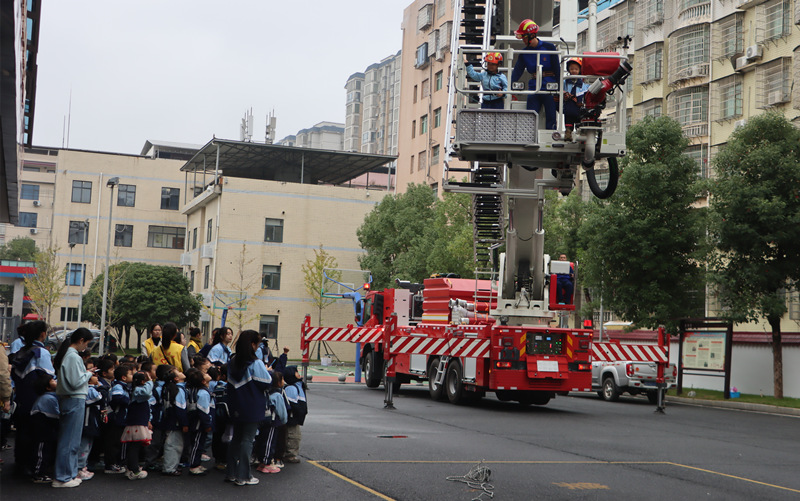 孩子們體驗乘坐消防雲梯車。衡陽消防供圖