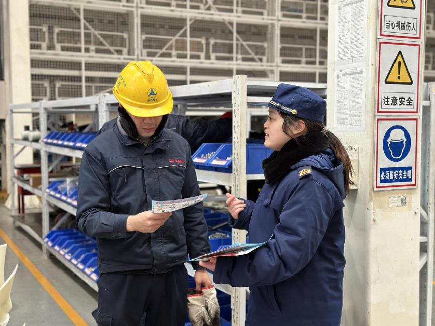 消防宣傳員進企業開展消防宣傳。單位供圖