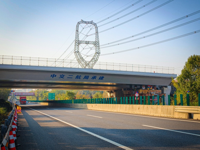 勞動東路工程完成跨高速鋼箱梁施工。汪琳攝