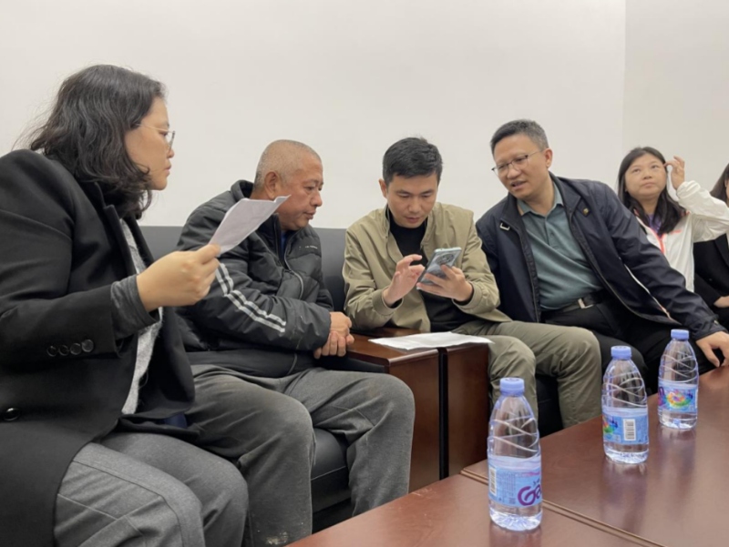 东莞、岳阳社保中心工作人员手把手教颜刚平线上办理退款。受访单位供图