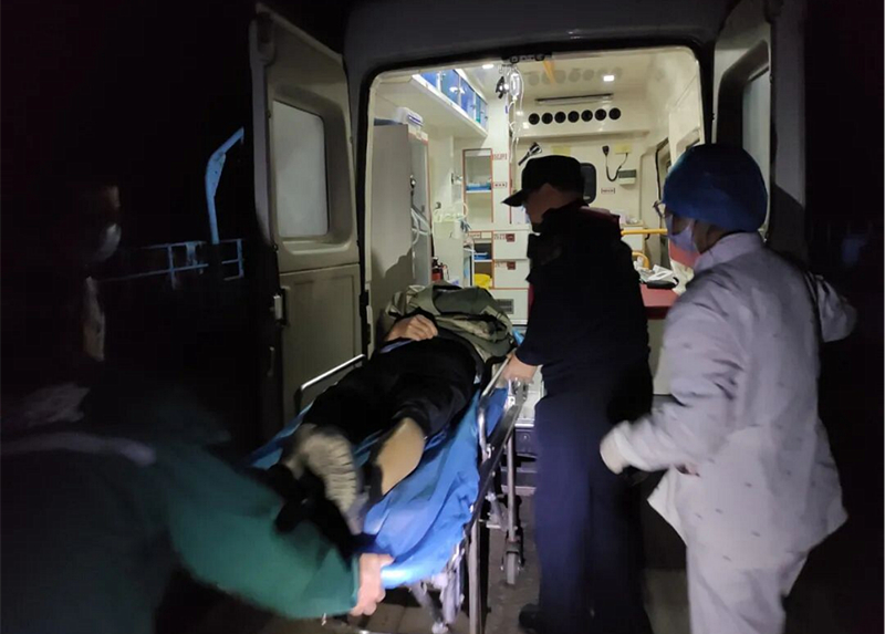 將突發疾病游客轉至救護車上。岳陽海事局供圖