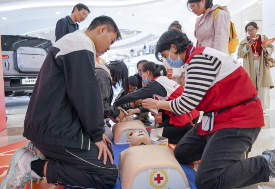 各參賽隊員在專業指導下學習心肺復蘇。受訪單位供圖