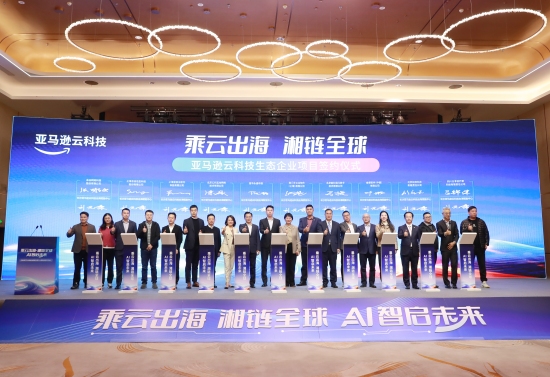 現場簽約 。李杰攝