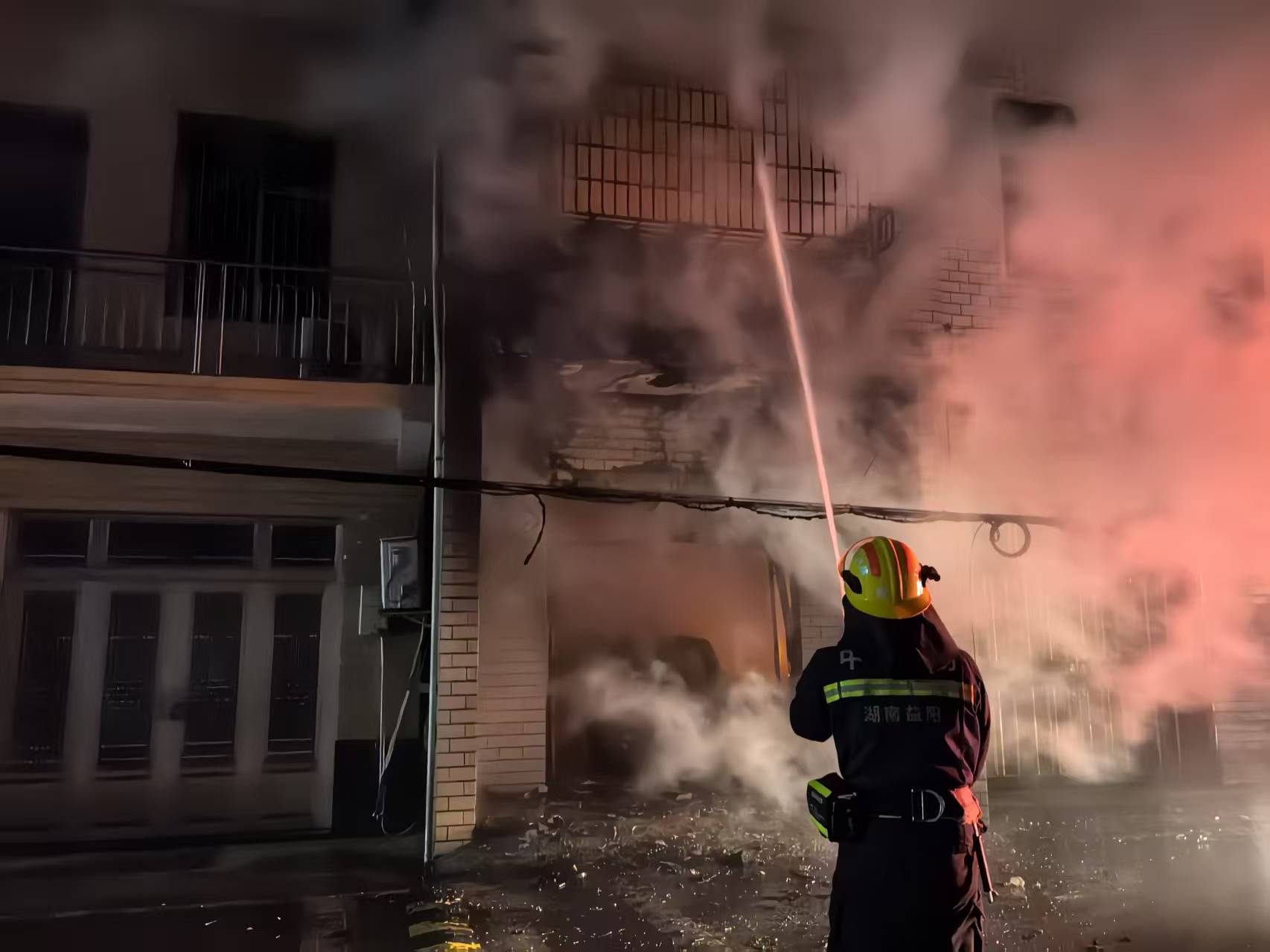 消防救援人員正在架設水槍壓制火勢（單位供圖）