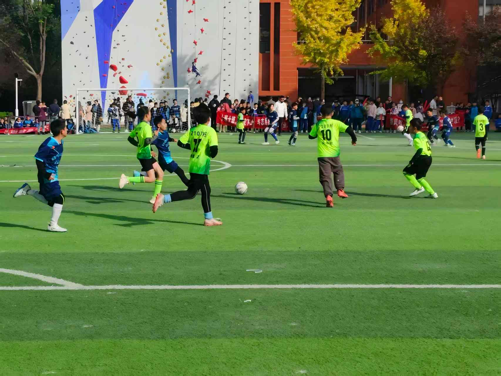 雨花区校园中,学生正在踢足球。单位供图