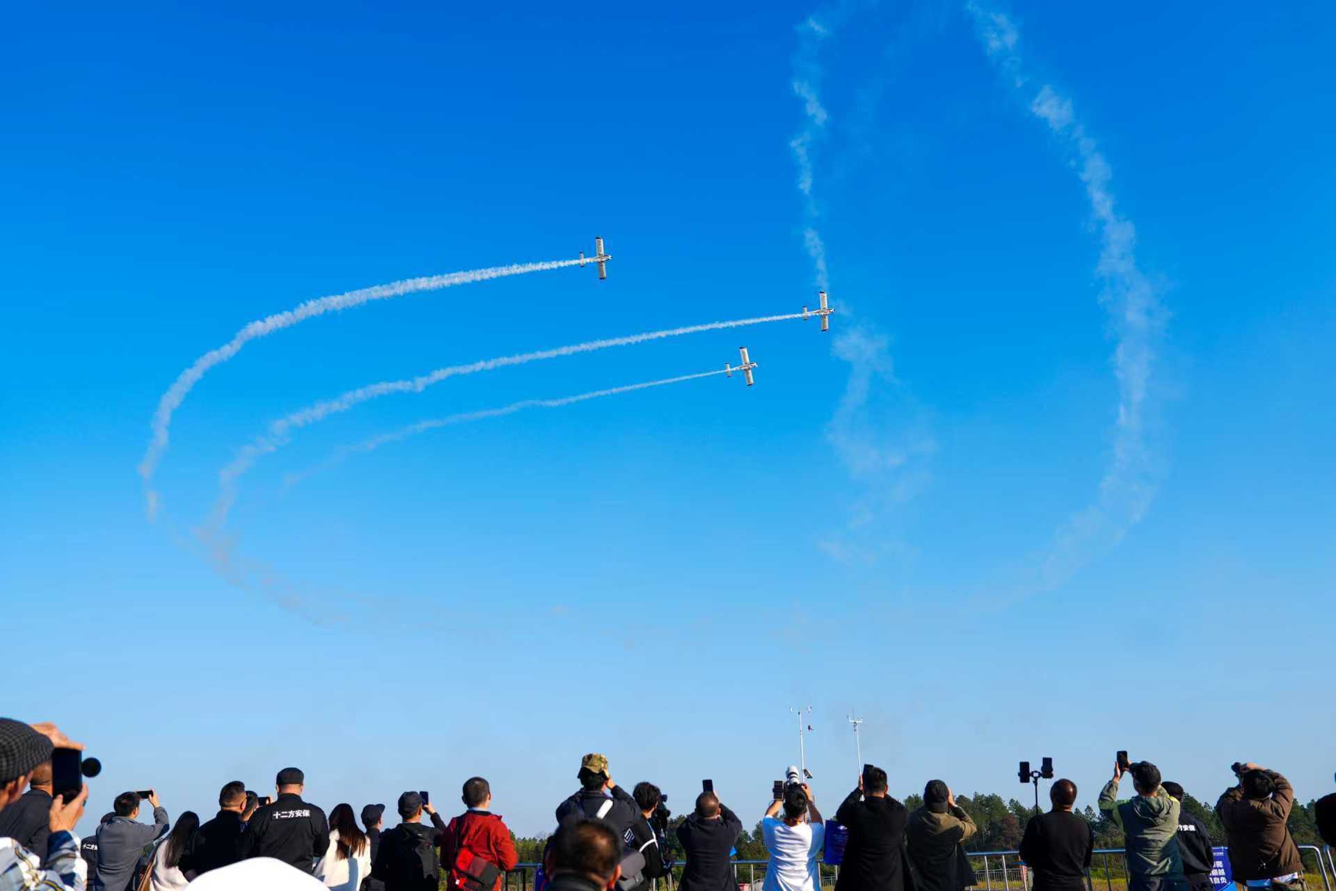 现场精彩的飞行表演。郭玲摄